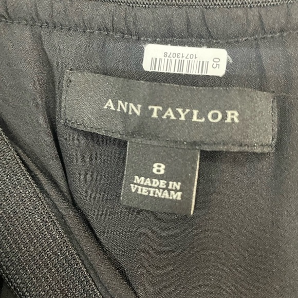 Ann Taylor black skirt, this is lined and so feminine! Womens size 8. - Picture 3 of 3